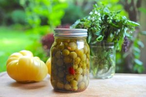 hot-pickled-green-tomatoes